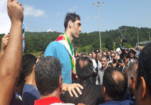 استقبال چالوسی ها از بلند قامت ترین قهرمان پارالمپیک+ تصویر