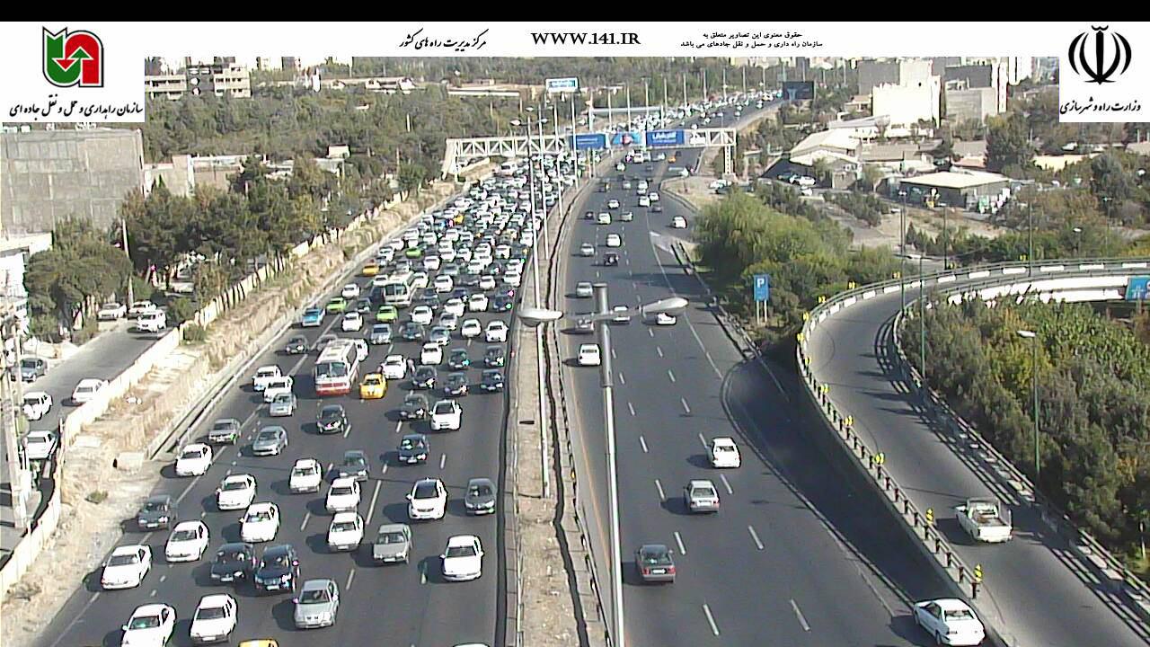 ترافیک نیمه سنگین در  آزادراه تهران-کرج/ مه گرفتگی در محورهای هراز و کندوان