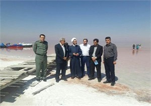 بازدید مازنی نماینده تهران در مجلس شواری اسلامی از دریاچه ارومیه
