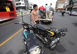 موتوری ها پیاده روها را هم قرق کرده اند / صدمات ارتوپدی تحفه بی نظمی های ترافیکی