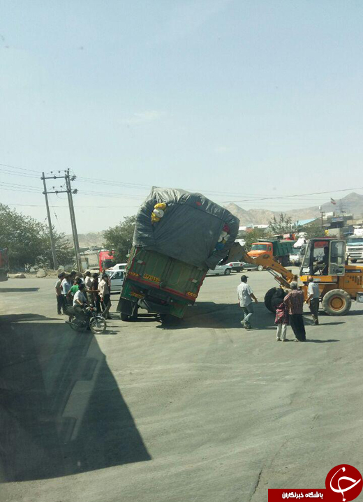 از بار سه برابر حد مجاز تا تزیین درب منزل با برچسب&zwnj;های تبلیغاتی + تصاویر