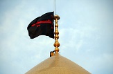 نصب پرچم حرم امام حسین(ع) در حرم حضرت معصومه(س)