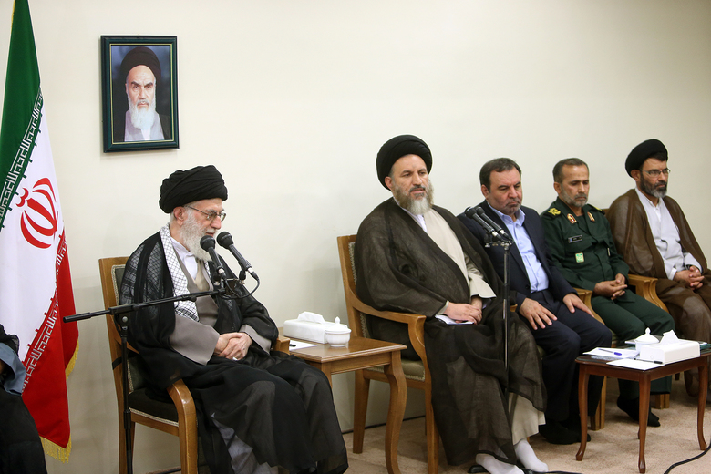 امروز نگاهبانی از یادِ شهداء یک وظیفه است/هنرمندان برای نشان دادن سیمای نورانی شهیدان به جوانان، باید به میدان بیایند