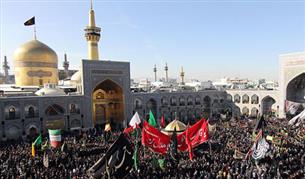 آیین تعویض پرچم با حضور خادمان بارگاه منور رضوی