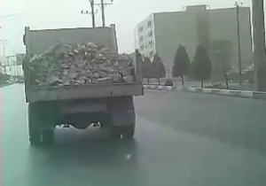 خطر سقوط نخاله در خیابان + فیلم