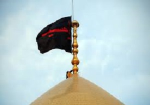بیرق حضرت اباعبدالله الحسین(ع) بر گنبد حضرت فاطمه معصومه(س) نصب می شود