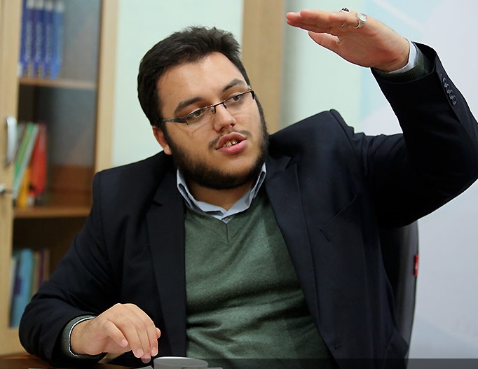 مسئولان اجازه دهند تشکلهای انقلابی حرفهایشان را بزنند/کدخدامحوری به ضرر کشور است