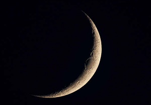 رویت هلال ماه محرم را در آسمان شب با چشم نظاره گر باشید