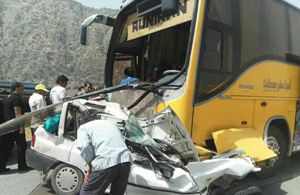 یک کشته در تصادف وانت پیکان با اتوبوس