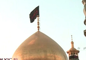 برافراشته شدن پرچم عزاداری امام حسین(ع) در حرم حضرت معصومه + فیلم