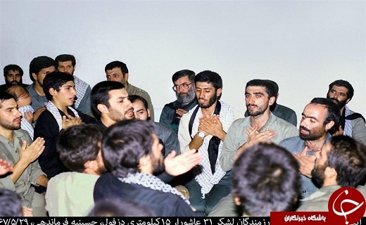 سینه&zwnj;زنی رهبر معظم انقلاب در جمع رزمندگان+عکس