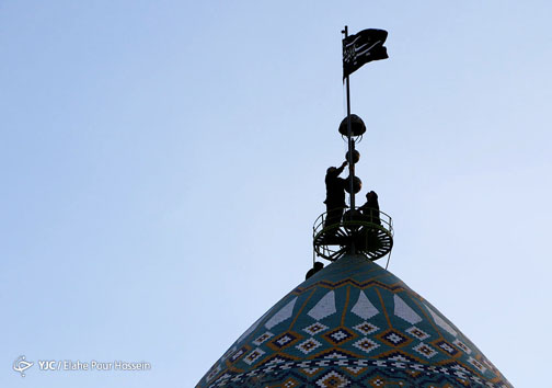 تعویض پرچم گنبد حرم مطهر حضرت سید علاءالدین حسین(ع) + تصاویر