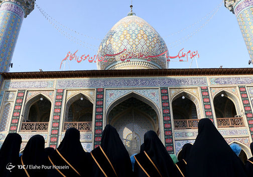 تعویض پرچم گنبد حرم مطهر حضرت سید علاءالدین حسین(ع) + تصاویر