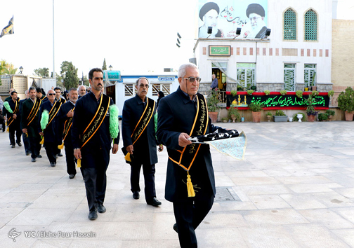 تعویض پرچم گنبد حرم مطهر حضرت سید علاءالدین حسین(ع) + تصاویر
