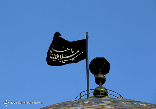 تعویض پرچم گنبد حرم مطهر حضرت سید علاءالدین حسین(ع) + تصاویر