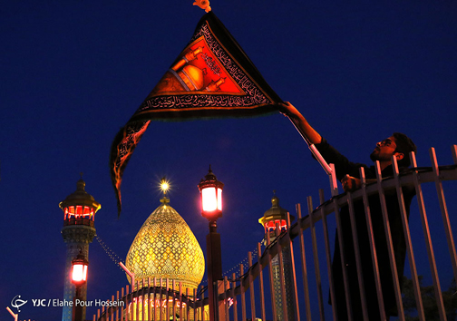 تعویض پرچم گنبد حرم مطهر حضرت سید علاءالدین حسین(ع) + تصاویر