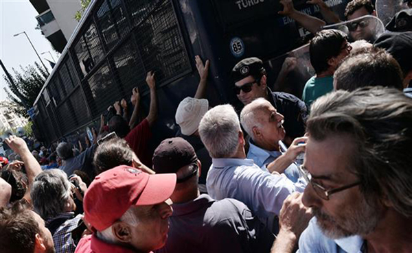حمله پلیس با گاز اشک&zwnj;آور به تظاهرات بازنشستگان در یونان