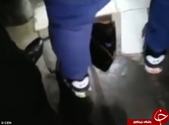 نجات معجزه&zwnj;آسای بچه از چاه توالت +تصاویر