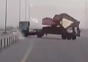گریختن یک خودرو از تصادف مرگبار با تریلی در اتوبان + فیلم