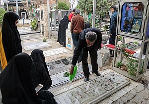 غباروبی مزار شهدا به مناسبت هفته نیروی انتظامی در اردبیل
