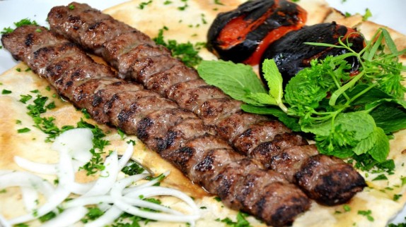 چلوکباب با طعم پوست مرغ و سنگدان/ چربی هایی که با رنگ و لعاب خود را کباب جا می زنند