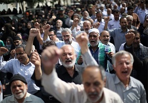 نمازگزاران تهرانی برای احیای «امر به معروف و نهی از منکر» راهپیمایی کردند