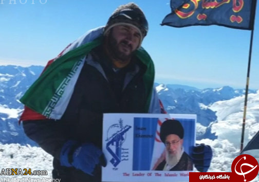 عکسِ رهبر انقلاب در دستان فاتح بام اروپا