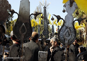 آیین جامه کردن طوق در حسینیه حضرت ابوالفضل (ع) دامغان برگزارشد.