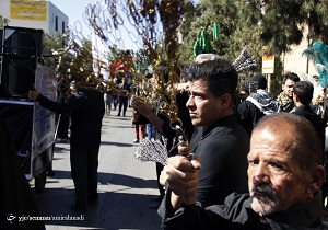 آیین جامه کردن طوق در حسینیه حضرت ابوالفضل (ع) دامغان برگزارشد.