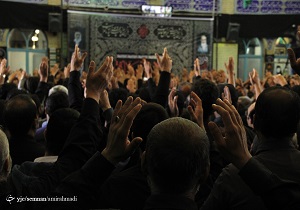 آیین جامه کردن طوق در حسینیه حضرت ابوالفضل (ع) دامغان برگزارشد.