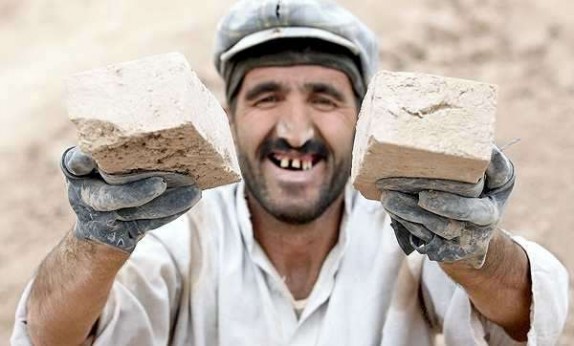 دستمزد یک ساعت کار یک ایرانی ۳۷۶۰ تومان!