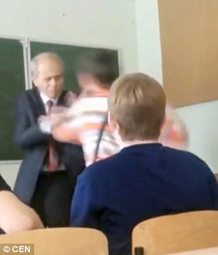 دانش آموز خشمگین معلمش را به باد کتک گرفت+فیلم(12+)