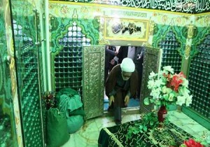 غباروبی ضریح امامزاده یحیی(ع)