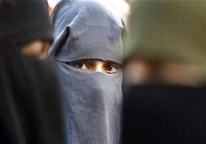 آموزش فنون خشونت‌بار جنگی به یک دختربچه توسط تروریست‌های داعش + فیلم