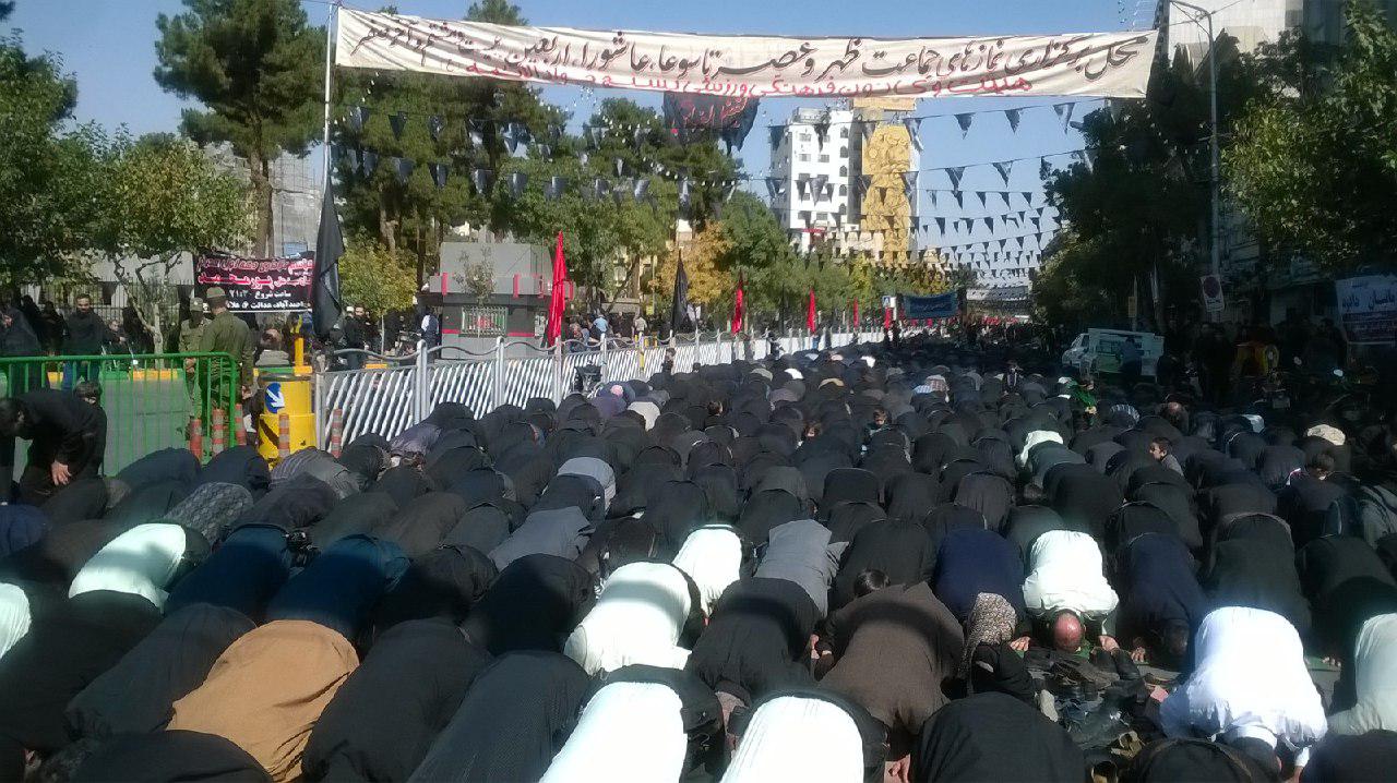 اقامه نماز ظهر تاسوعا در مشهد + تصاویر