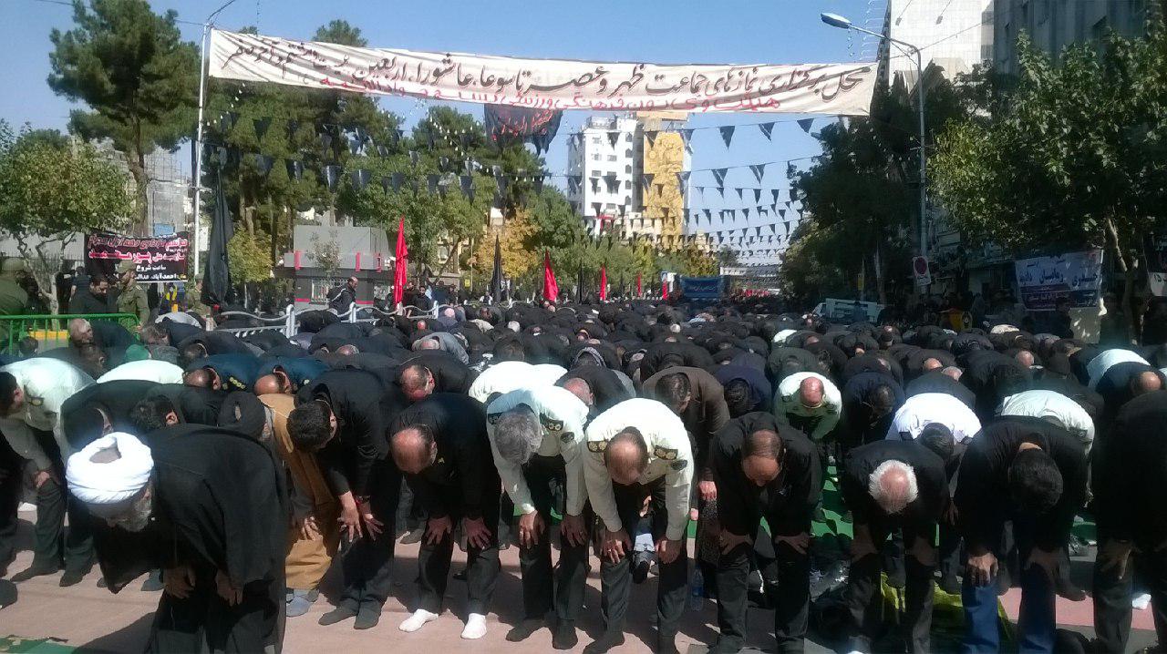 اقامه نماز ظهر تاسوعا در مشهد + تصاویر