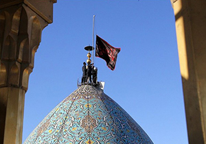 برافراشتن پرچم حرم اباعبدالله الحسین(ع) بر فراز گنبد فیروزه ای شاهچراغ