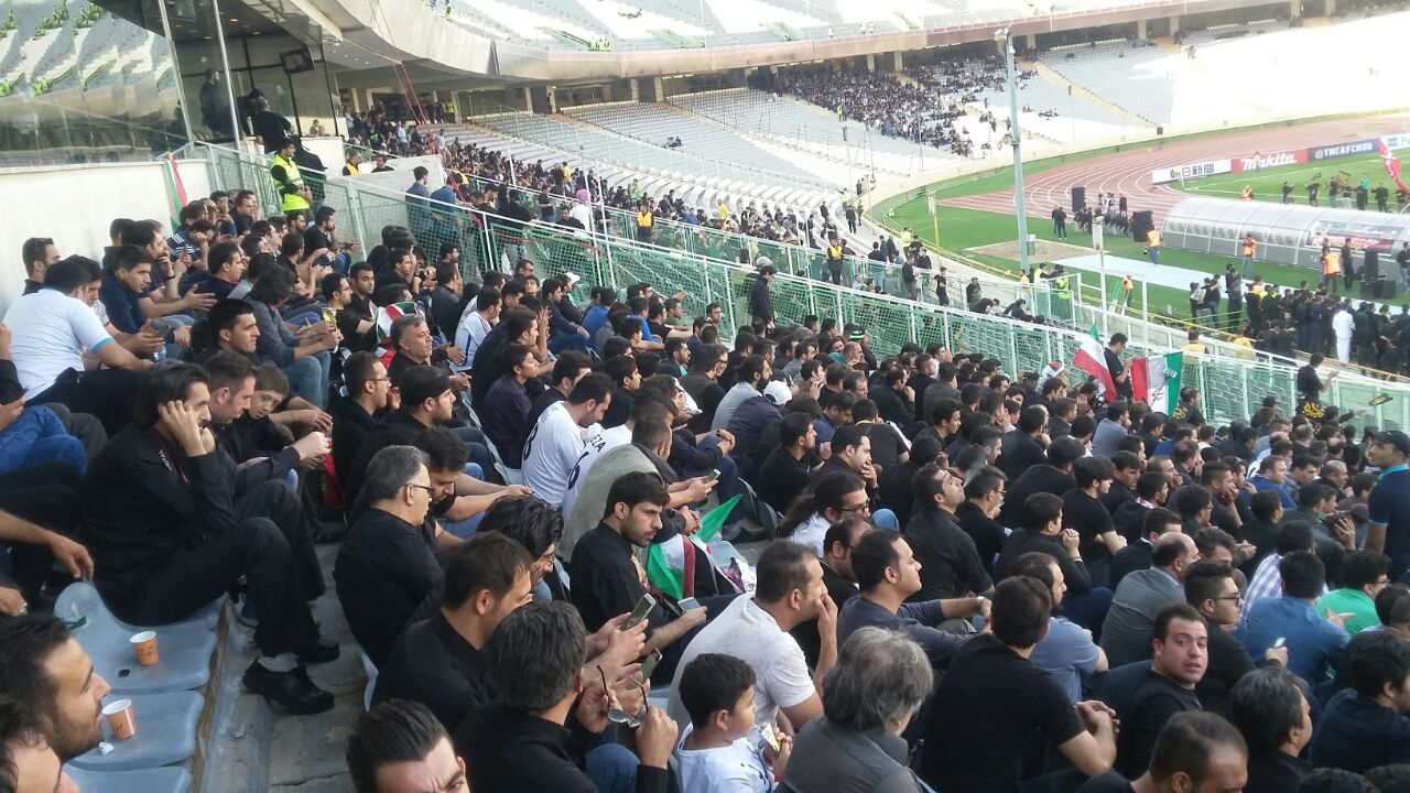 فروش بلیت کاغذی در طبقه دوم ورزشگاه آزادی/ خبرنگاران کره ای با بازوبند مشکی حضور یافته اند + تصاویر، فیلم و مصاحبه