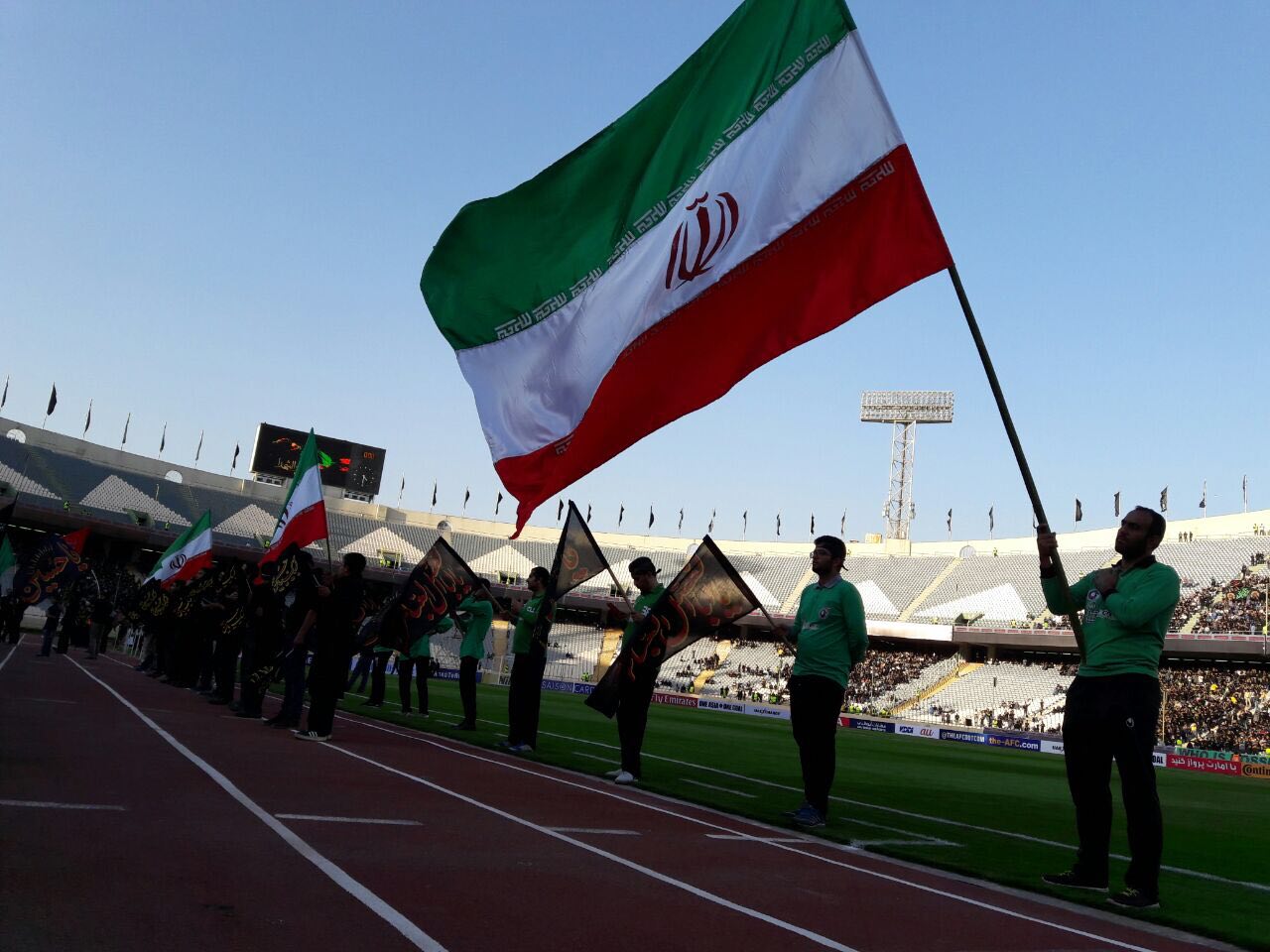 فروش بلیت کاغذی در طبقه دوم ورزشگاه آزادی/ خبرنگاران کره ای با بازوبند مشکی حضور یافته اند + تصاویر، فیلم و مصاحبه