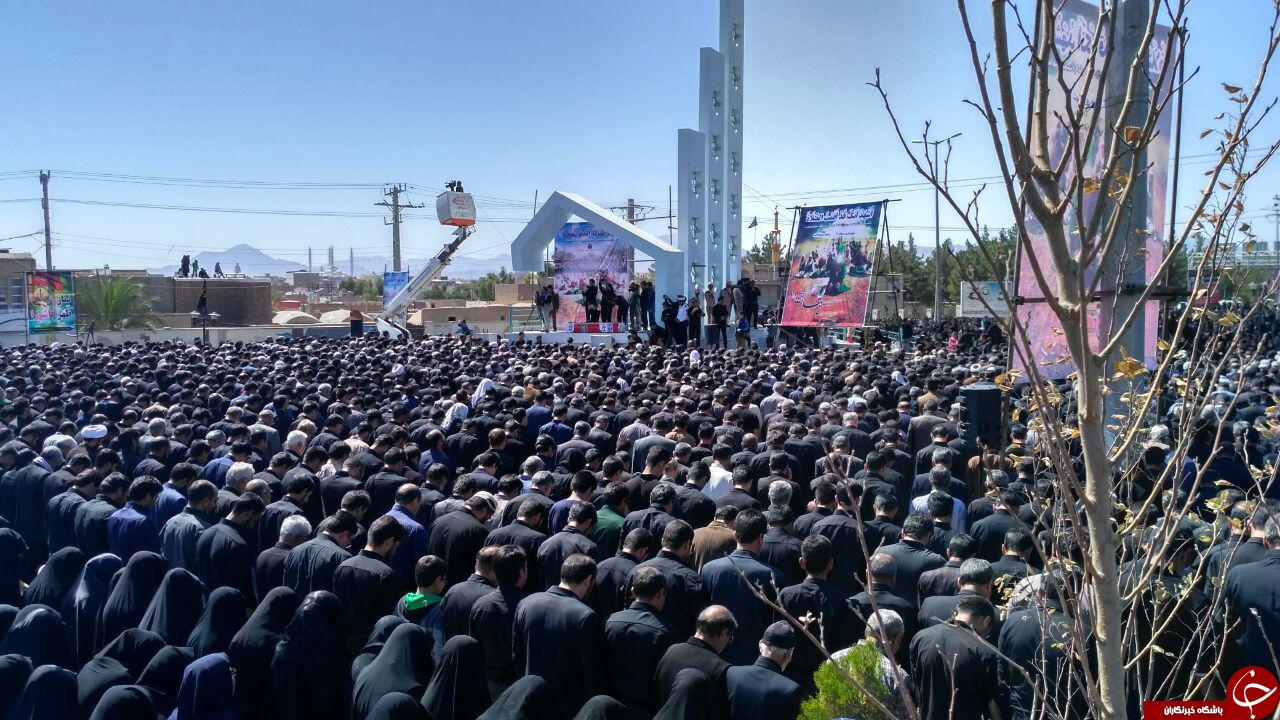 اقامه نماز ظهر عاشورا در گلزار شهدای زاهدان + تصاویر