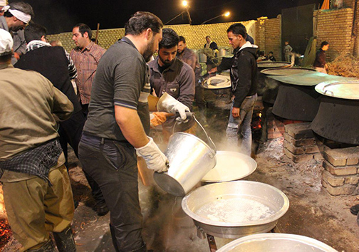 30 هزار عزادار بافران نادین بر سفره حسینی میهمان شدند
