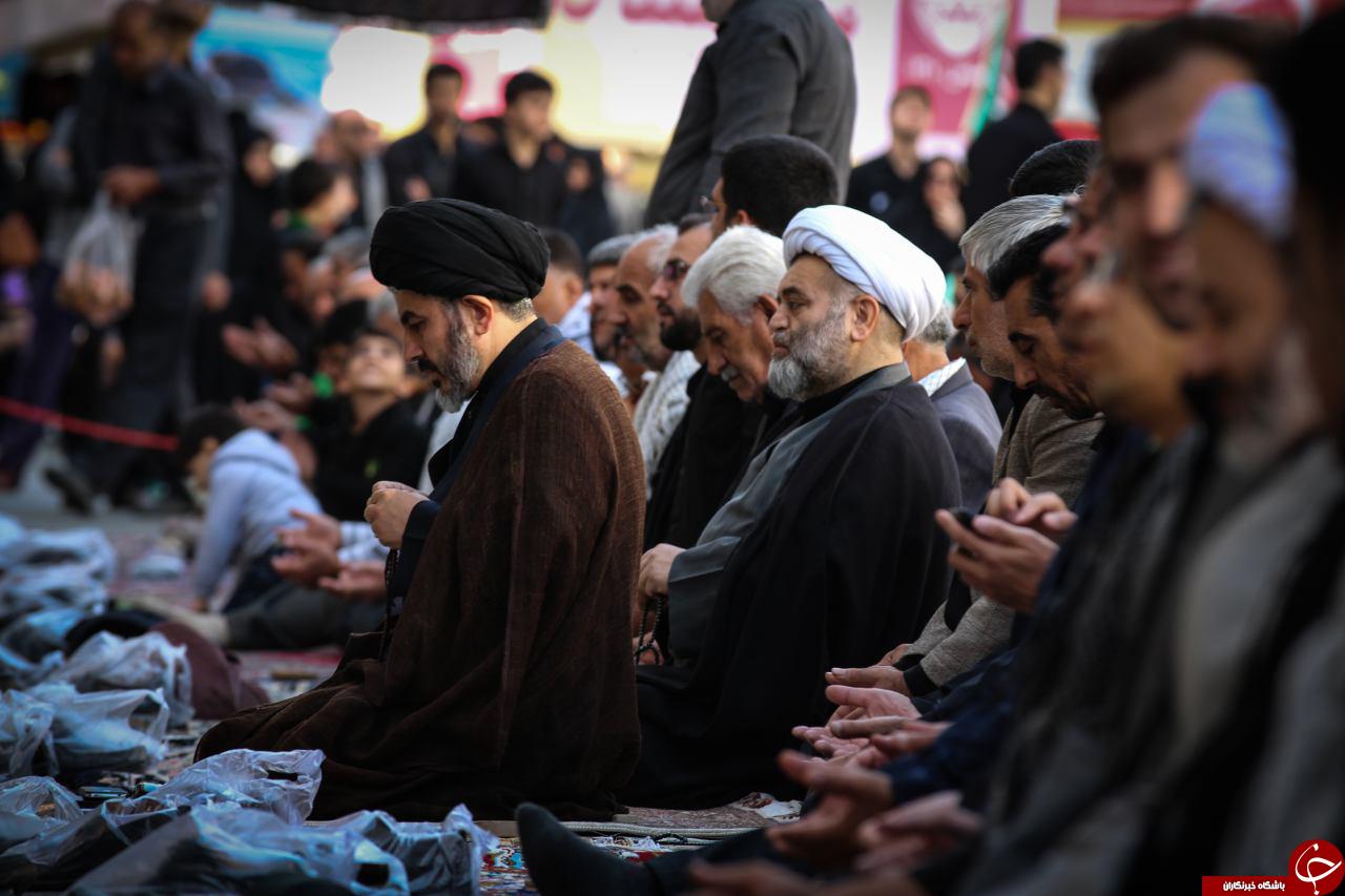 اقامه نماز ظهر عاشورا با یاد ثارالله در ارومیه +تصاویر