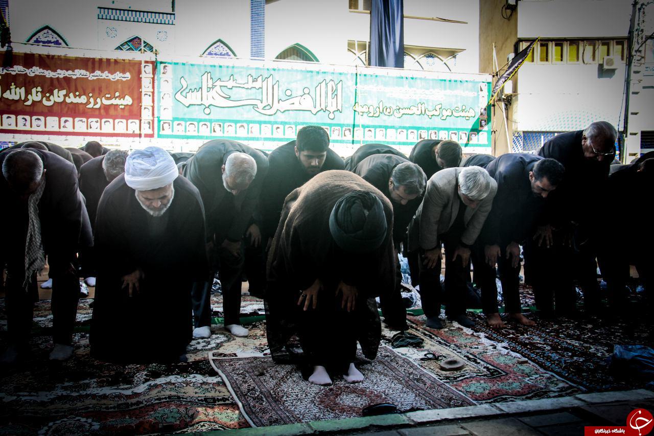 اقامه نماز ظهر عاشورا با یاد ثارالله در ارومیه +تصاویر