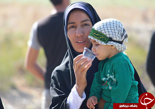 پذیرایی خادمین حسینی از عزاداران در روز عاشورا + تصاویر