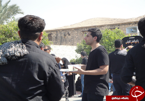 پذیرایی خادمین حسینی از عزاداران در روز عاشورا + تصاویر