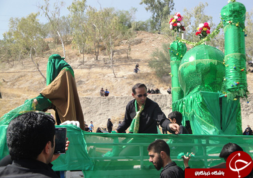 فارس یکپارچه سیاهپوش در عزای حسین + تصاویر