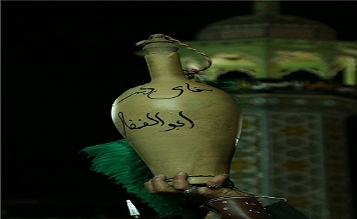 حرکت دسته عزاداری سقاها در شام غریبان حسینی