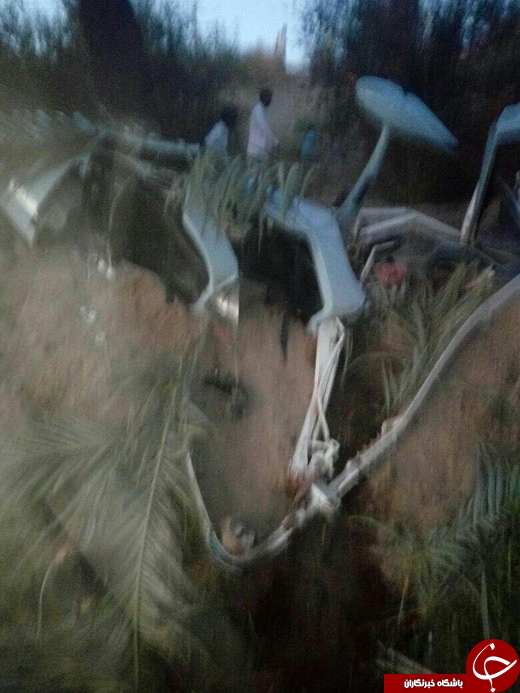 تصاویری از بالگرد سقوط کرده و سرنشینان در نوک آباد