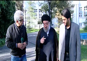 گفتگوی بدون تعارف با مرد ردیف اول نماز جمعه امروز تهران + فیلم