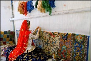 بافت بیش از 2000 تخته قالی توسط مددجویان کمیته امداد